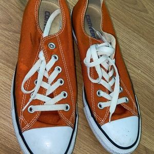 Orange converse 8.5 W